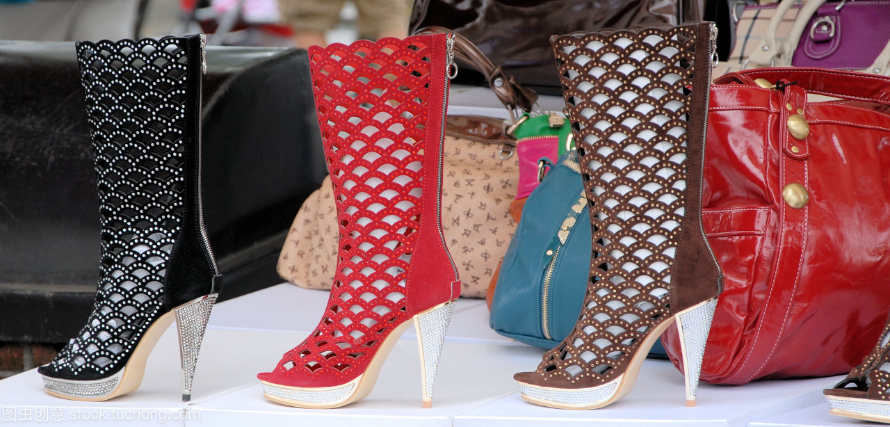 零售時(shí)尚 從便利店到百貨店，黑紅皮革鞋履的多元銷(xiāo)售版圖